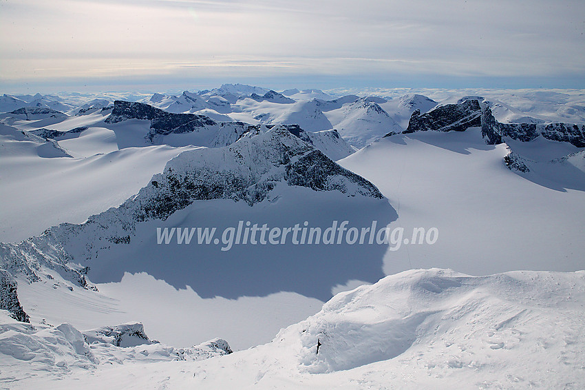 Flatt og mykt vinterlys over Jotunheimen. Fra Galdhøpiggen mot sørvest, med Storjuvtinden (2344 moh) sentralt. Bak denne ses Bukkehøe (2314 moh, til venstre) og Skardstinden (2373 moh, til høyre) på hver sin side.