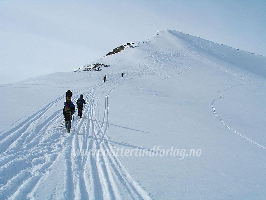 På vei mot Galdhøpiggen passeres Keilhaus Topp (2355 moh). Noen går på truger med snøbrett på ryggen, andre på ski.