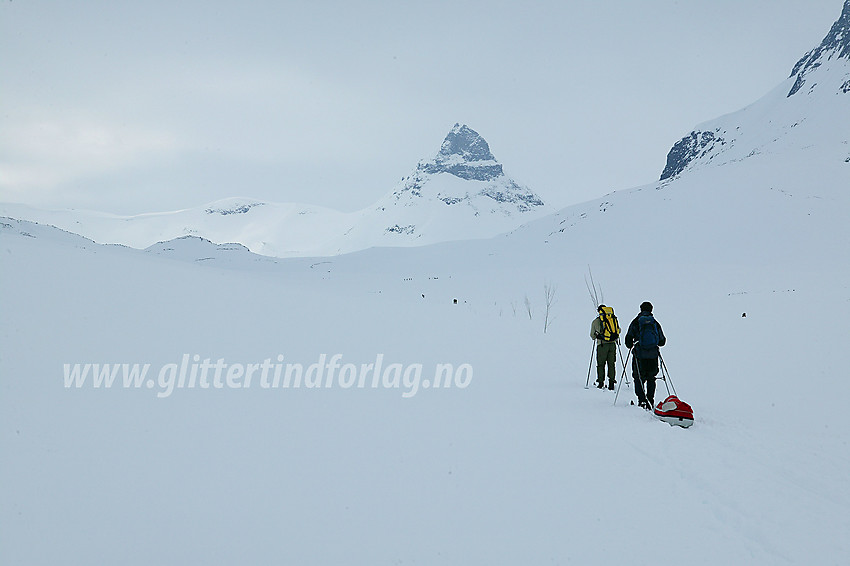 På kvisteruta mellom Spiterstulen og Leirvassbu mot sistnevnte, med Kyrkja (2032 moh) som landemerke forut.