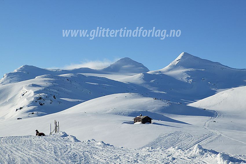 Utenfor Leirvassbu med utsikt mot Høgvagltindane. Midtre (2066 moh) naturlig nok: I midten.