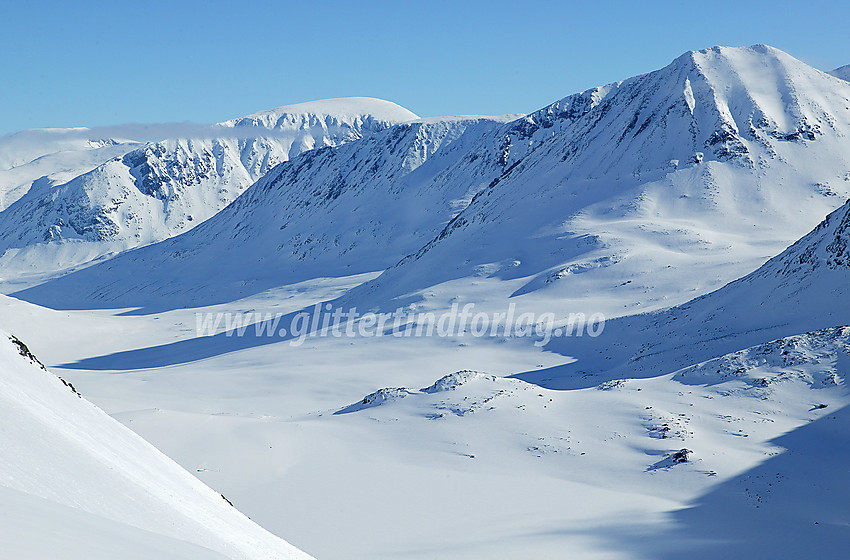 Fra sadelen mellom Kyrkja og Kyrkjeoksle mot Visdalen, Leirhøe (2330 moh) og Store Urdadalstinden (2116 moh).