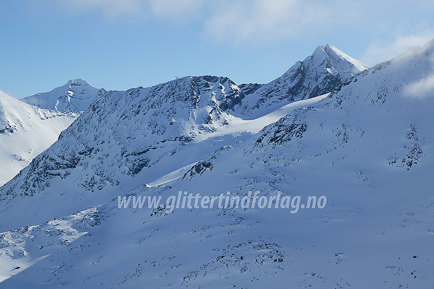 Fra sadelen mellom Kyrkja og Kyrkjeoksle med utsikt i retning Semelholstinden (2147 moh til høyre, og Nordtoppen 2004 moh io midten). Bak til venstre ses Midtre Hellstugutinden (2339 moh).