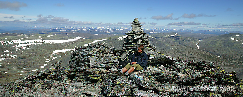 På toppen av Trolltinden (2018 moh) med utsikt nord-nordvestover i retning Gråhøe og videre mot Dovrefjell.