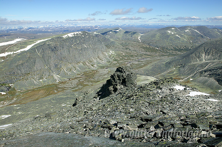 Utsikt nordover fra Trolltinden mot bl.a. Verkilsdalen, Vassberget, Dørålen og Stygghøin.