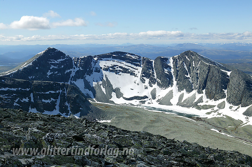 Utsikt fra Trolltinden (2018 moh) mot den golde Verkilsdalsbotnen og de steile fjellveggene opp mot Ljosåbelgen (1948 moh) og Bråkedalsbelgen (1915 moh).