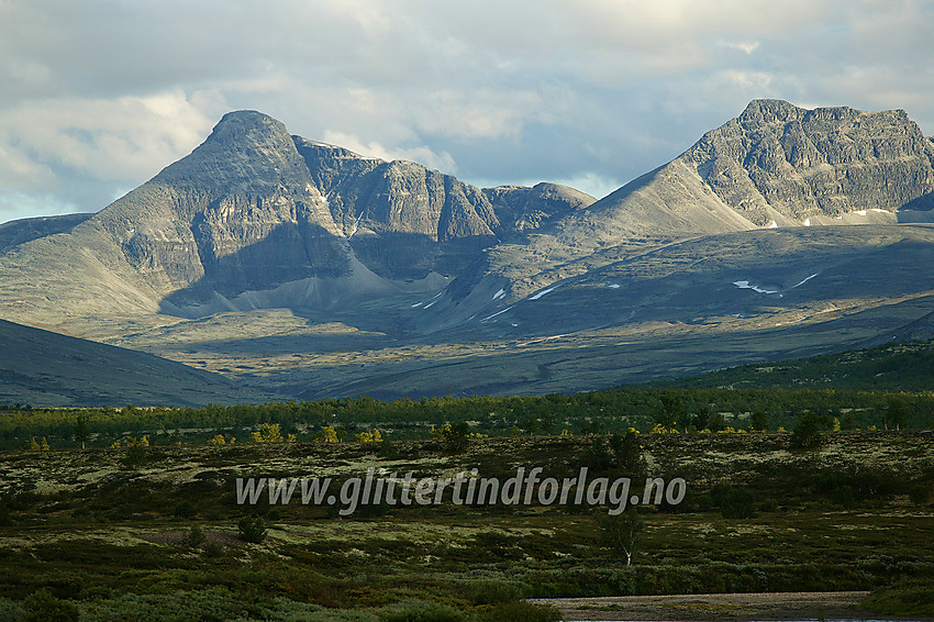 Høgronden (2115 moh) og Midtronden Aust (2042 moh, til høyre) sett fra Grimsdalsveien.