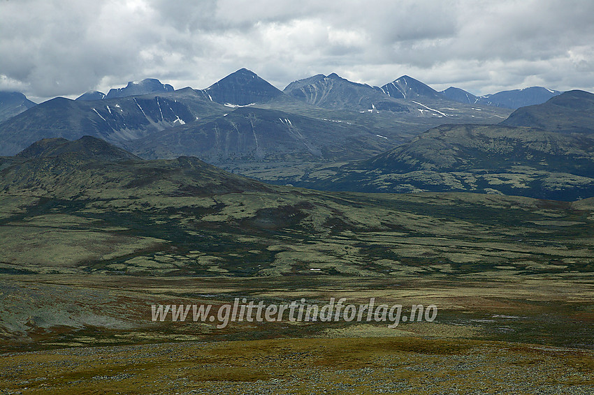 Utsikt fra Kyrkjekletten mot de nordøstlige delene av Rondane med Høgronden sentralt i bildet. I foregrunnen til venstre ses Sleukampen.