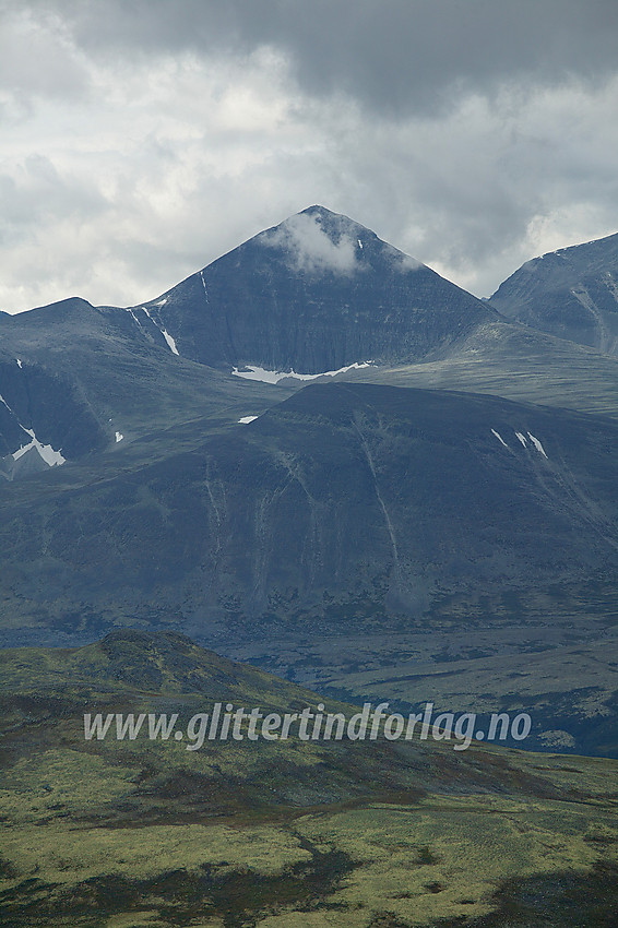 På Kyrkjekletten med utsikt gjennom telelinsa mot Høgronden (2115 moh).