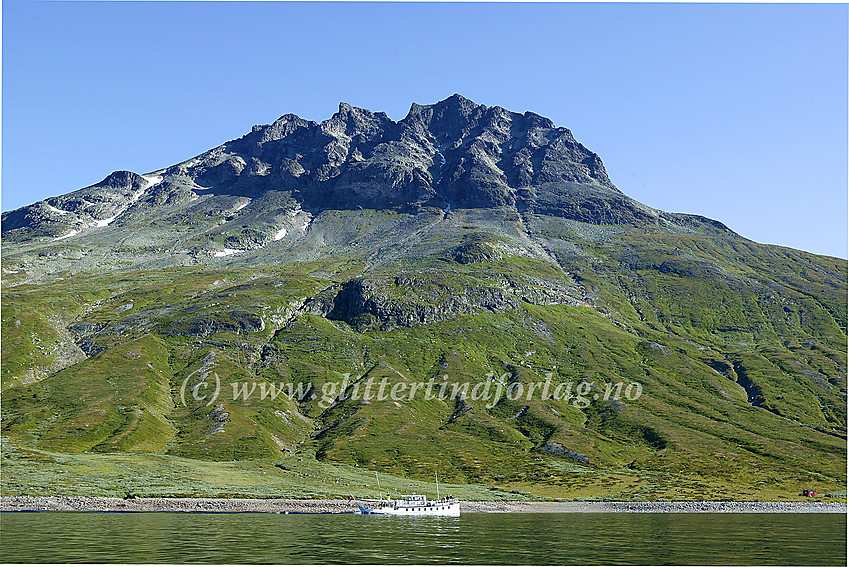 Torfinnstindane sett fra kajakk på Bygdin. Fra venstre mot høyre: Vestre (2085 moh), Midtre (2110 moh) og Øystre (2119 moh). I forgrunnen tøffer m/b Bitihorn østover.