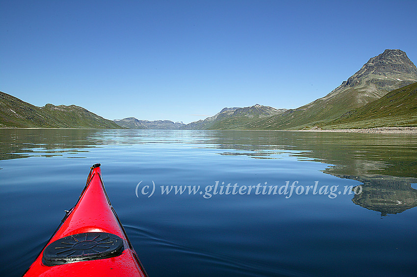 Padling på Bygdin. Til høyre i bildet ruver Torfinnstindane (2119 moh).