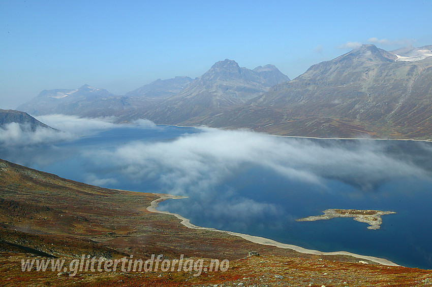 Utsikt fra Marabotthornet på sørsiden av Bygdin mot bl.a. Bygdisøyane, Bygdin, Nørdre Kalvehølotinden (2019 moh), Torfinnstindane (2119 moh) og Galdebergtinden (2075 moh).