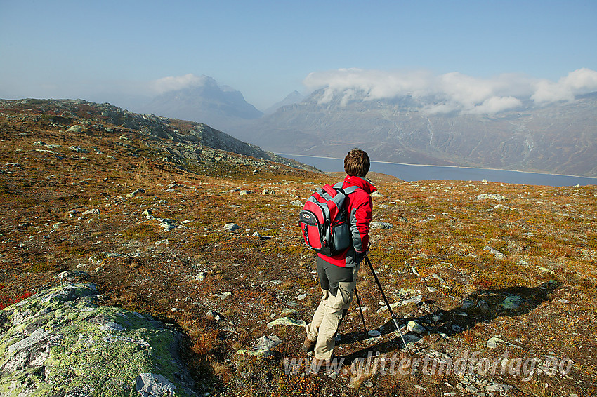 På ryggen mellom Olefjorden og Bygdin med utsikt mot sistnevnte og videre i retning Gjendealpene.