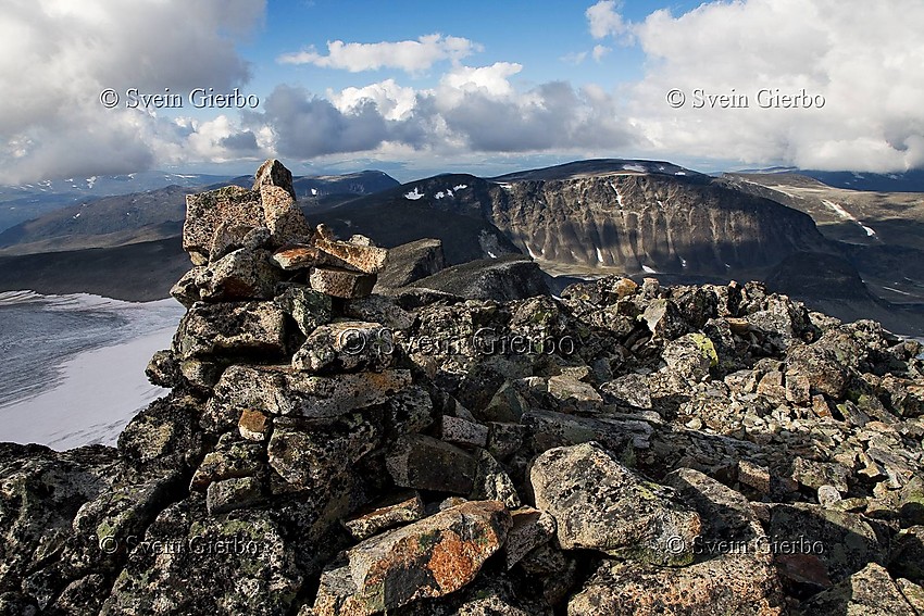 On Trollsteineggje towards Nørdre Trollsteinhøe. Jotunheimen National Park. Norway.