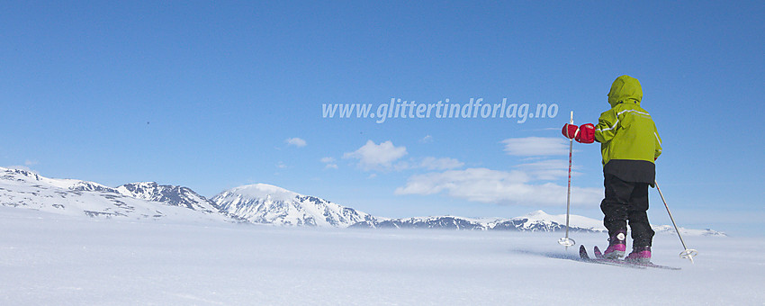 Liten skiløper på Valdresflye. I bakgrunnen bl.a. Besshøe (2258 moh).