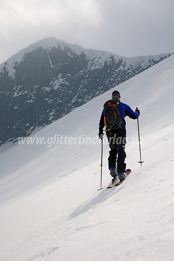 På tur mot Skeie med Veslebjørn (2150 moh) i bakgrunnen.