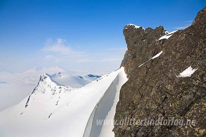 Skeie (2118 moh) sett fra øst-sørøst. Bak til venstre ses Kalven (2034 moh) med Fannaråken i det fjerne. Den første ordentlige hammeren man ser hitenfor Skeie, er det vanskeligste punktet på ryggen med et punkt opp mot grad 3.