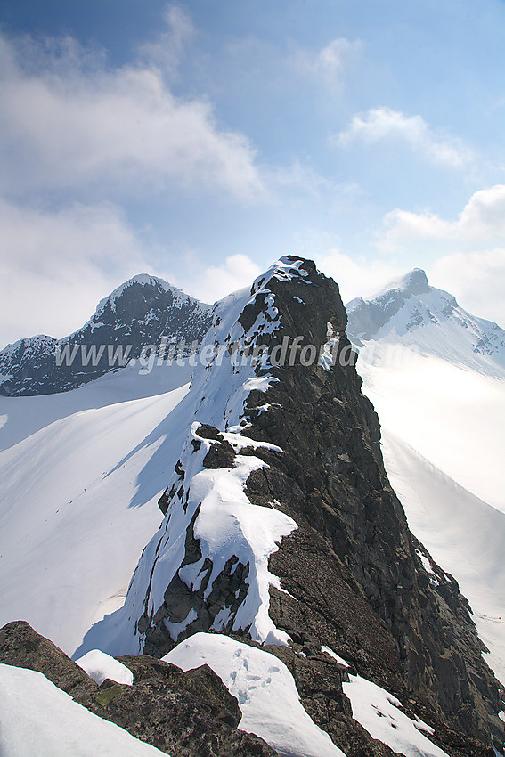 På ryggen øst-sørøst for Skeie med utsikt i retning Veslebjørn (2150 moh) og Storebjørn (2222 moh).