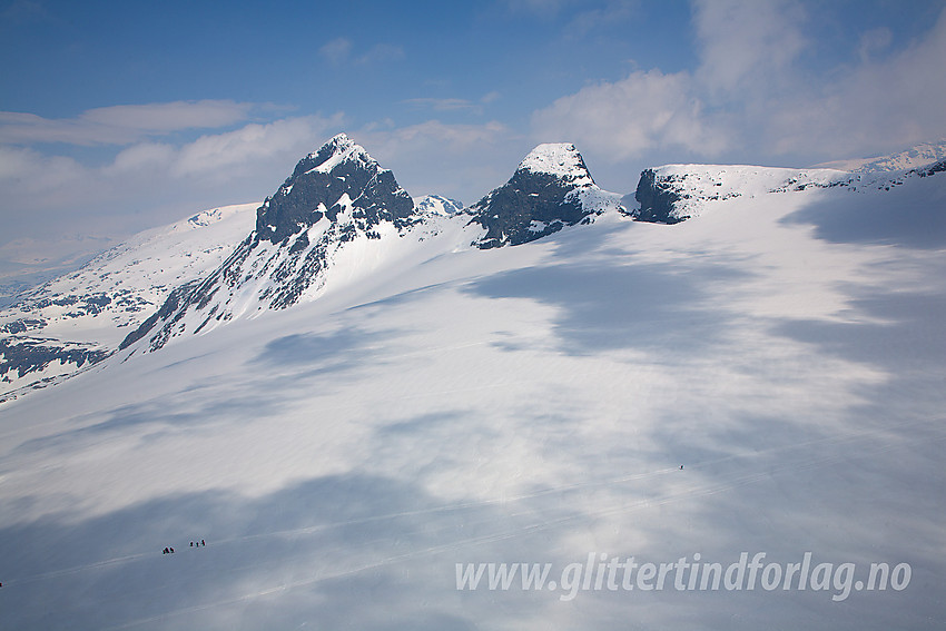 Fra Skeie mot Store Smørstabbtinden (2208 moh), Kniven (2133 moh) og Sauen (2077 moh). I forgrunnen skiløpere på vei oppover Leirbrean.