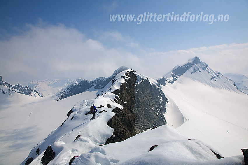 Fra vestre mot østre toppunkt på Skeie (2118 moh). I bakgrunnen til høyre ses Storebjørn (2222 moh).