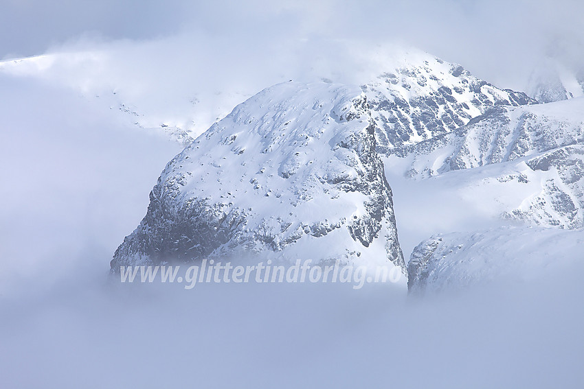 Kniven (2133 moh) sett fra Veslebørn. Til høyre for den ses en bit av Sauen (2077 moh).