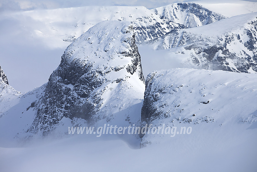 Kniven (2133 moh) og Sauen (2077 moh) sett fra Veslebørn. 