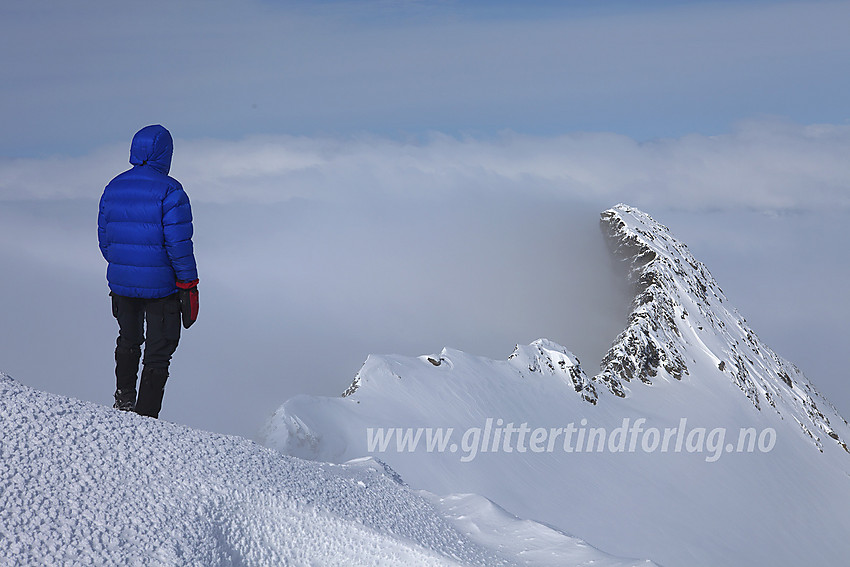 Fra Veslebjørn (2150 moh) vestover mot Skeie (2118 moh). Nede på ryggen er det en kandidattopp for de spesielt interesserte. Høyeste punkt er mest sannsynlig andre kul fra venstre. Vi kaller den for anledningen Veslebørn Vest.