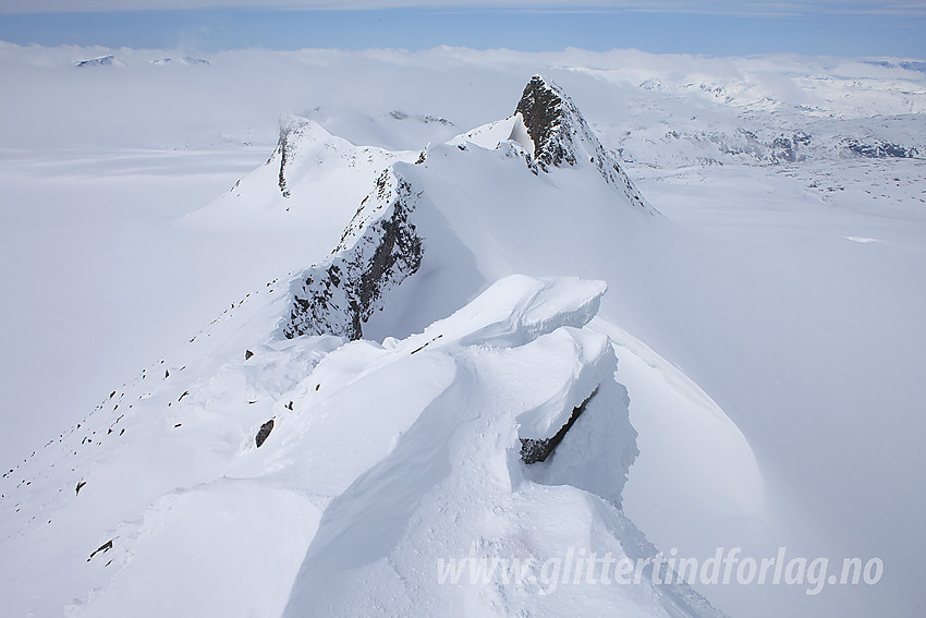 Fra ryggen like nedenfor Veslebjørn med utsikt vestover mot Skeie (2118 moh) og Kalven (2034 moh).