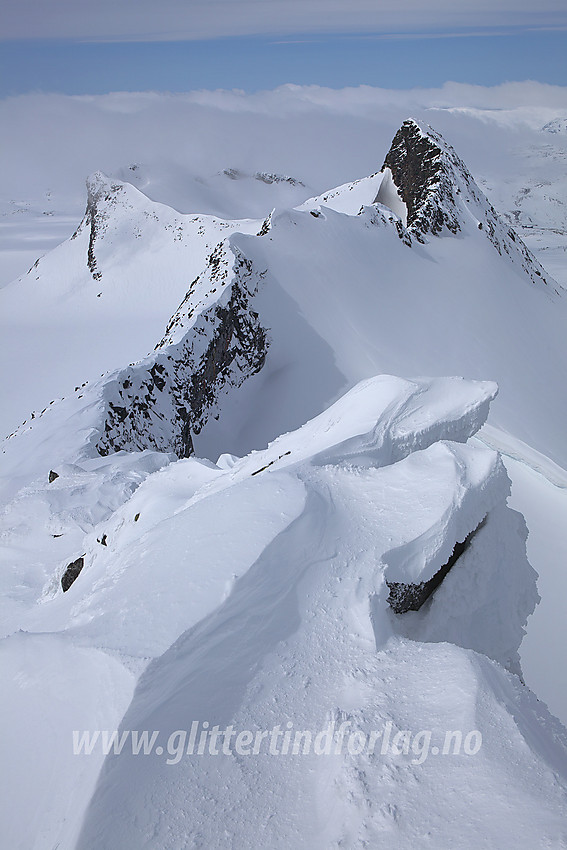 Fra ryggen like nedenfor Veslebjørn med utsikt vestover mot Skeie (2118 moh) og Kalven (2034 moh).