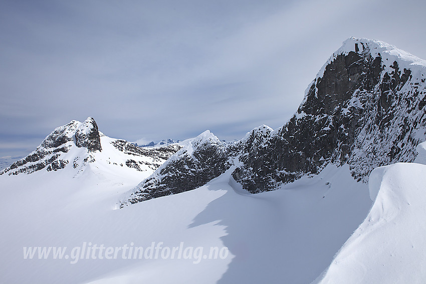 Fra ryggen vest for Veslebjørn med toppen (2150 moh). Fra denne fortsetter Bjørneggen til Veslebjørn Nord (2110 moh), via Bjørnskardet og bort til Sokse (2189 moh).