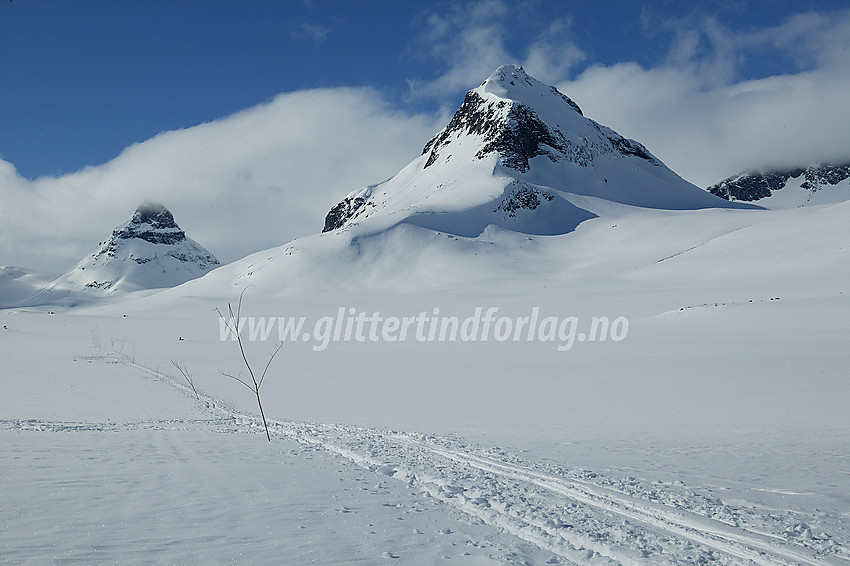 Langs skiløypa mellom Spiterstulen og Leirvassbu i Visdalen. Her med Kyrkja (2032 moh) bak til venstre og Tverrbytthornet (2102 moh) mer i forgrunnen til høyre.