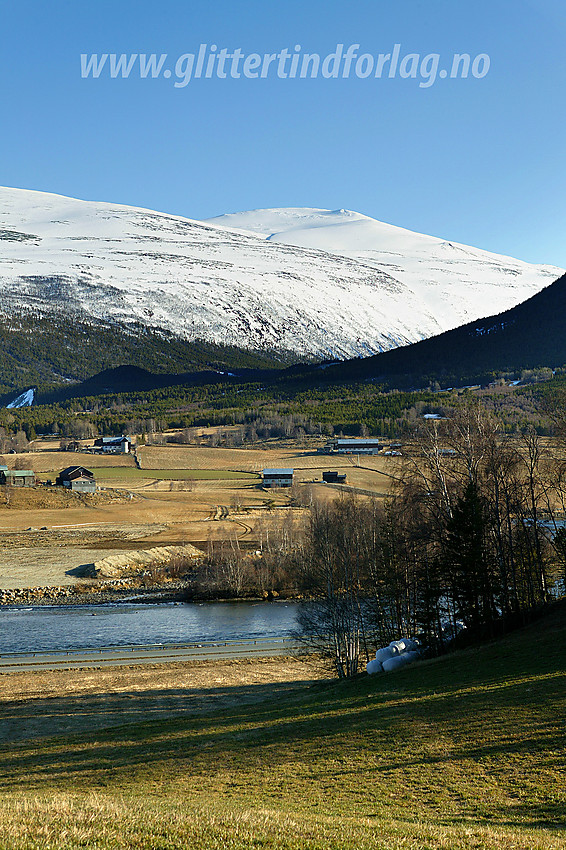 Fra Ottadalen, like ved Bismo i Skjåk sørover mot Moldulhøe (2044 moh). Dalen som kommer ut fra bakgrunnen er Lundadalen. I forgrunnen flyter Ottaelva.