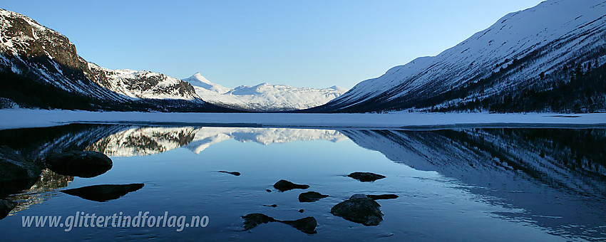 Aprrilkveld i nordenden av Liavatnet med bl.a. Tverrådalskyrkja (2088 moh) som speiler seg i vannet.