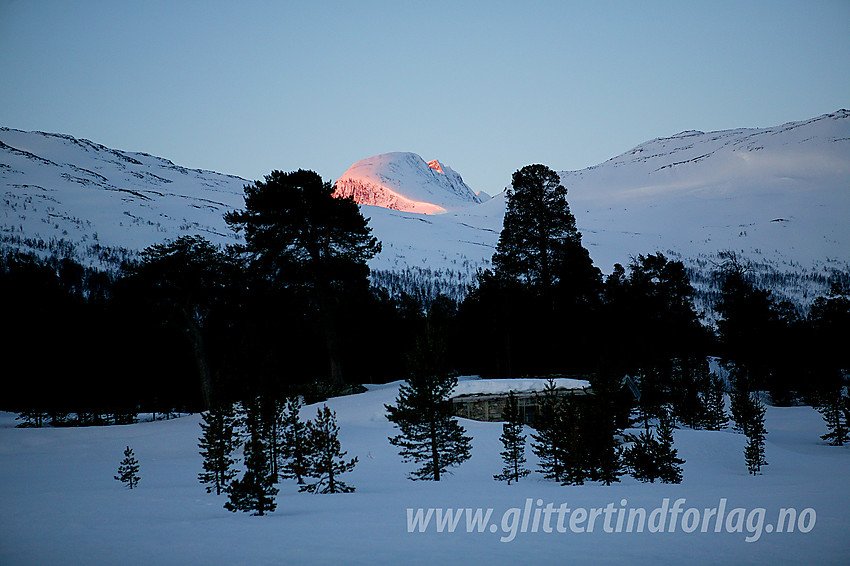 Fra parkeringen på Sota Sæter med telelinse mot Tverrådalskyrkja (2088 moh).