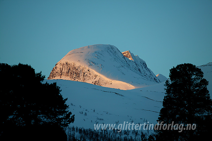 Fra parkeringen på Sota Sæter med telelinse mot Tverrådalskyrkja (2088 moh).