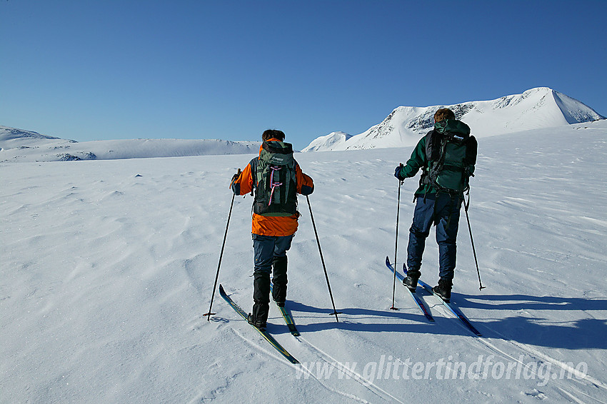 På vei innover fjellet mot Holåtindane. Bak til høyre ses Tundradalskyrkja (1970 moh).