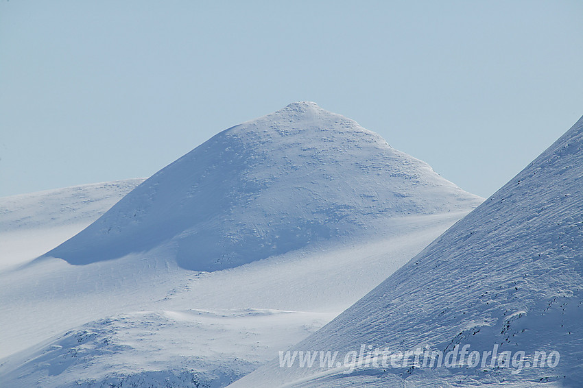 Vestre Hestbreapiggen (2139 moh) sett fra Holåbrean med telelinse.