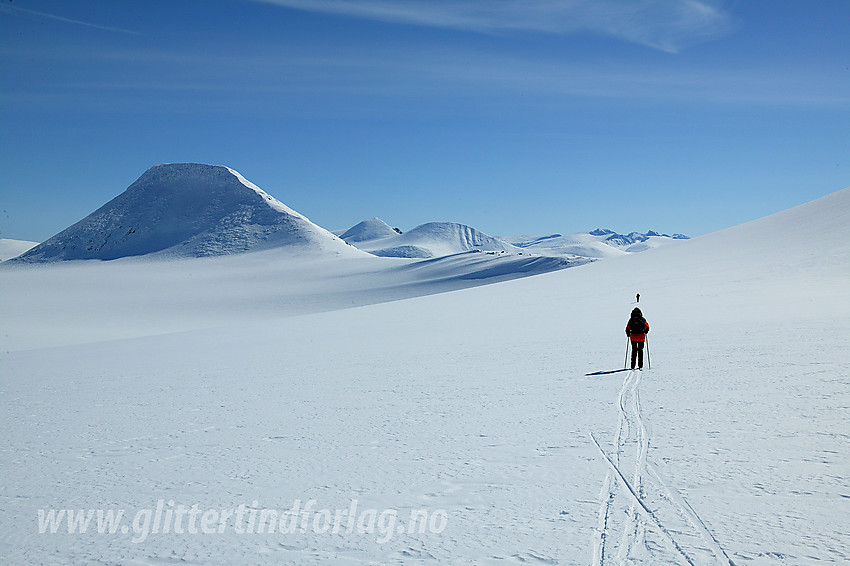 På vei bortetter Holåbrean under foten på Midtre Holåtinden, med kurs mot Austre Holåtinden (2043 moh).