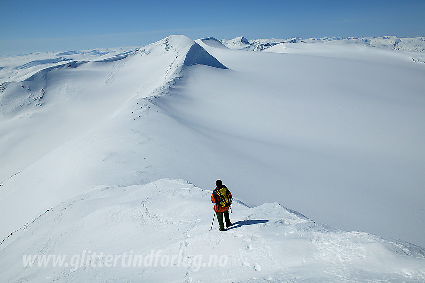 På ryggen vest for Austre Holåtinden (2043 moh) med utsikt vestover i retning Midtre (2047 moh) og Vestre (2039 moh) Holåtinden.