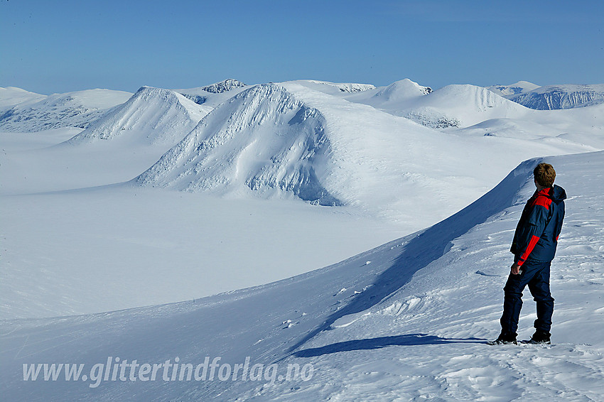 Fra Vestre Holåtinden mot Midtre (2047 moh) og Austre (2043 moh) Holåtinden.