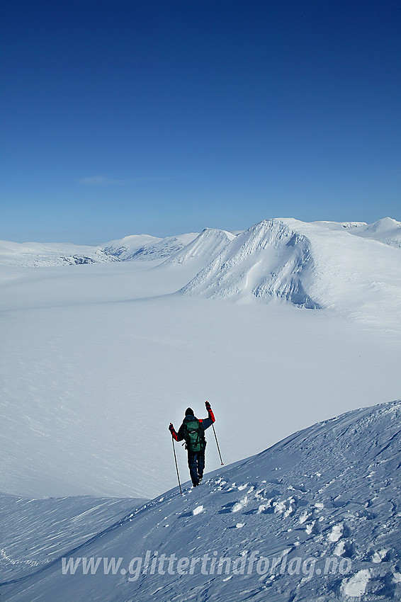 På vei ned fra Vestre Holåtinden med Midtre (2047 moh) og Austre (2043 moh) i bakgrunnen.