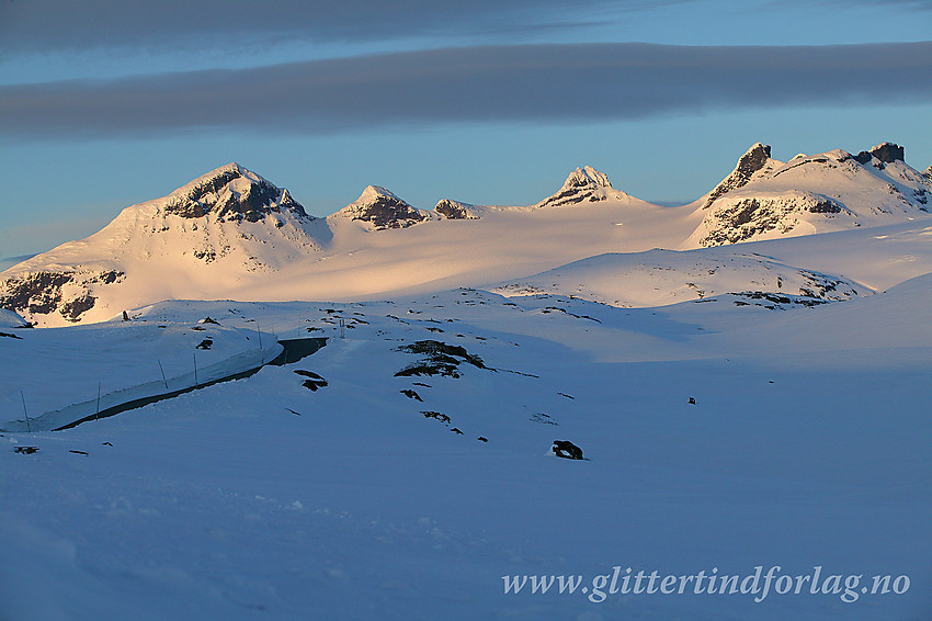 Fra Sognefjellsveien mot Smørstabbtindane en maikveld. Midt mellom toppene ses Leirbrean.