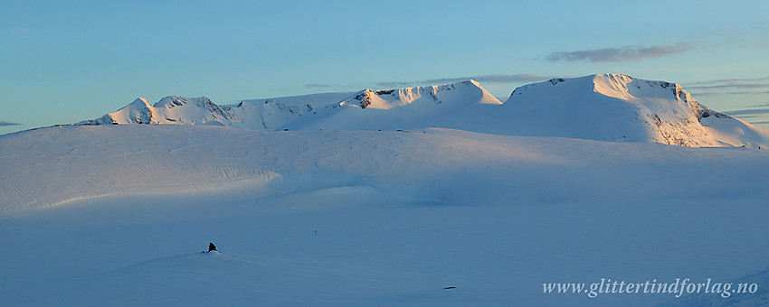 Maikveld på Sognefjellet mot Steindalsnosi (2025 moh), Fannaråken (2068 moh). Bak til venstre ses såvidt Gjertvasstinden (2351 moh) og Store Styggedalstindens Østtopp.