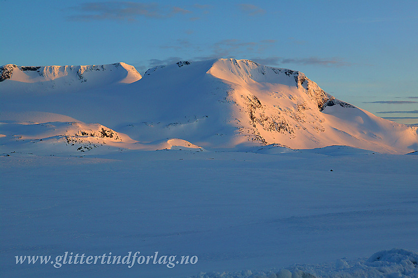 Ved Fantesteinen på Sognefjellet en maikveld med utsikt sørvestover mot Fannaråken (2068 moh) og Steindalsnosi (2025 moh).