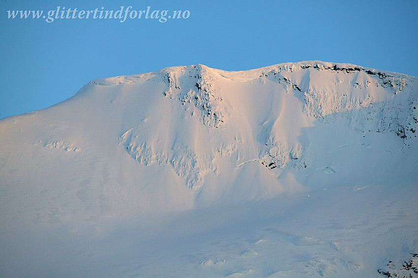 Steindalsnosi (2025 moh) sett fra Sognefjellsveien med telelinse en maikveld.