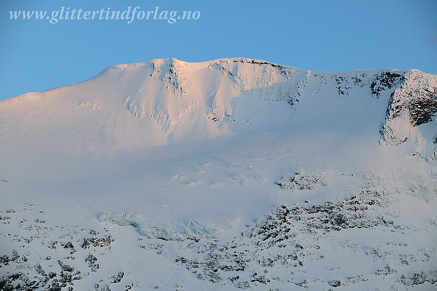 Steindalsnosi (2025 moh) sett fra Sognefjellsveien med telelinse en maikveld.