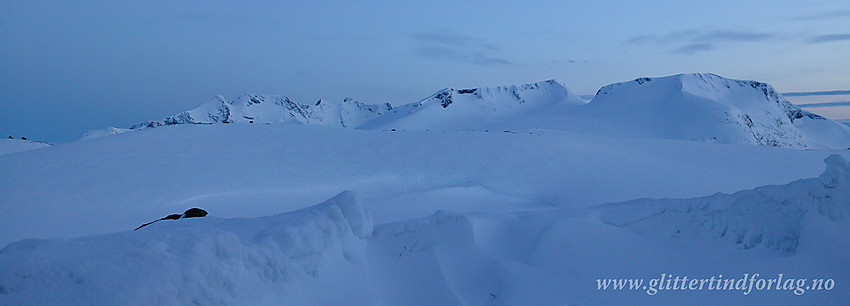 I blåtimen en maikveld på Sognefjellet. Bildet er tatt like ved Fantesteinen langs veien sørvestover i retning "Hurrungveggen", Fannaråken (2068 moh) og Steindalsnosi (2025 moh).