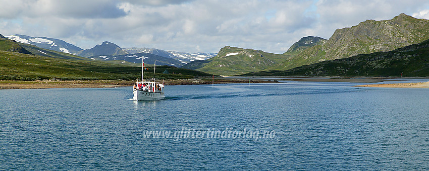 M/B Bitihorn er på vei inn mot kaia ved Bygdin Høyfjellshotell.