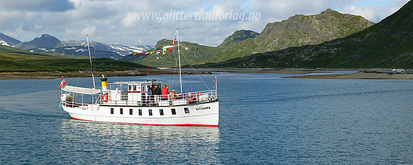 M/B Bitihorn er på vei inn mot kaia ved Bygdin Høyfjellshotell.