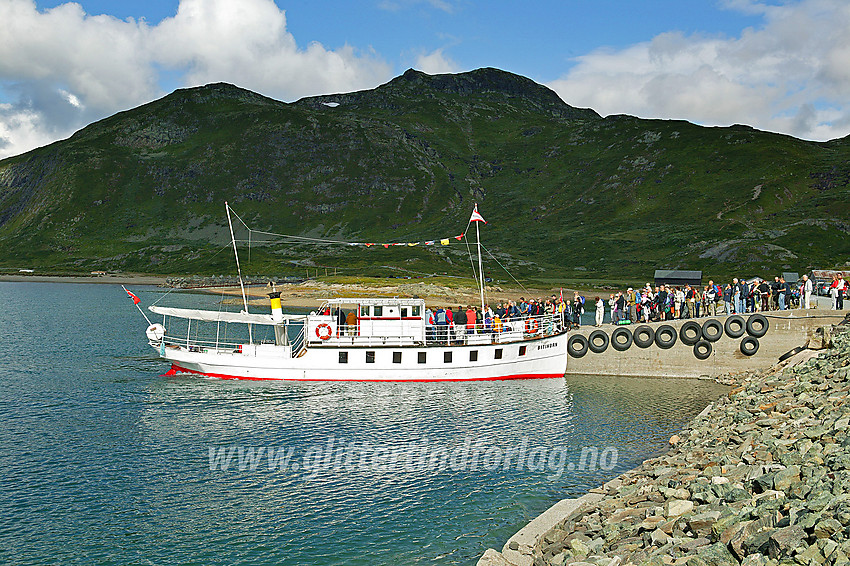 M/B Bitihorn ved kaia ved Bygdin Høyfjellshotell.