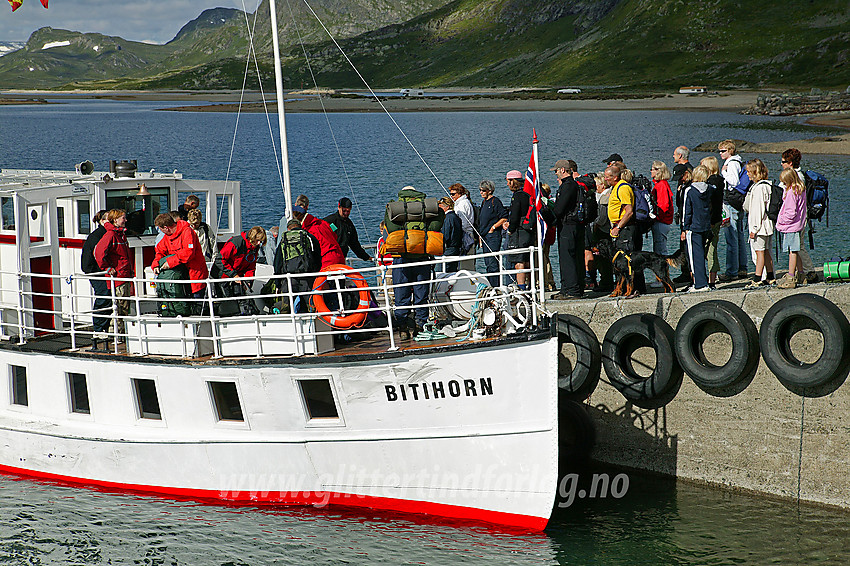 M/B Bitihorn ved kaia ved Bygdin Høyfjellshotell.